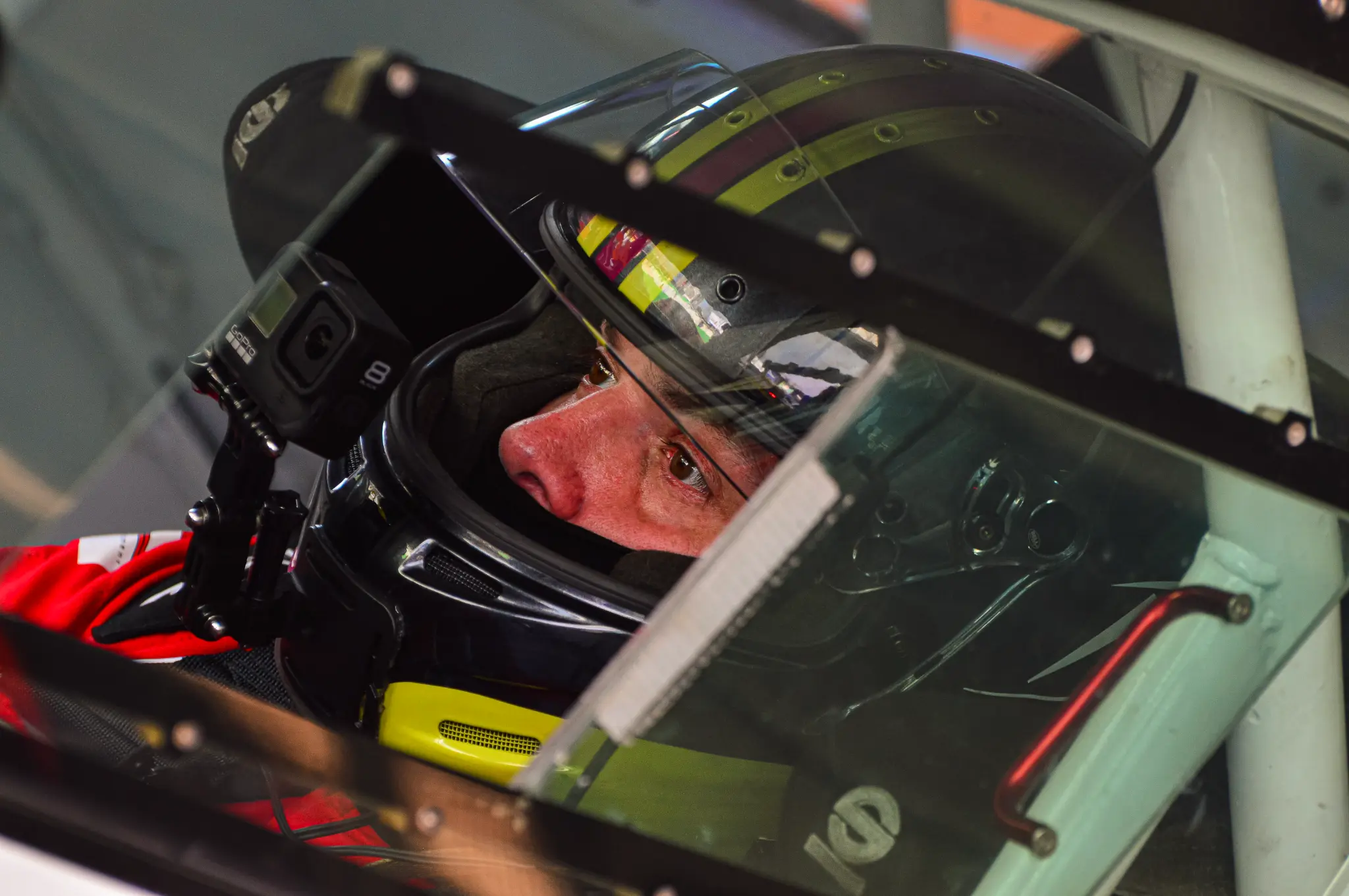 Close do capacete de Rafa Rubio no cockpit, reforçando foco e preparação competitiva